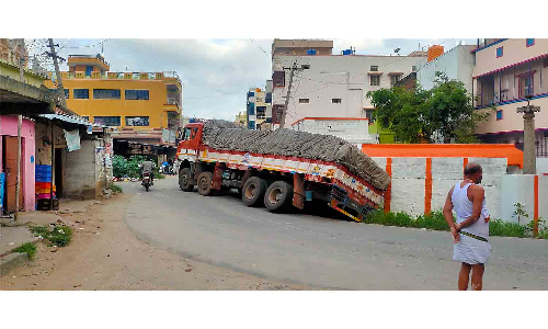 சூளகிரி-பேரிகை சாலையில் தொடர் விபத்து:  கனரக வாகனங்கள் செல்லாமல் தடுக்க மக்கள் கோரிக்கை