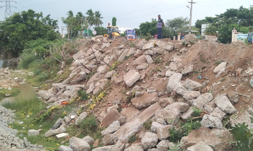 கடலூர் கலெக்டர் அலுவலகம் எதிரே  தென்பெண்ணைஆற்றங்கரை சீரமைக்கும் பணி தீவிரம்