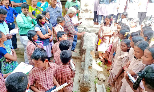 நெல்லையப்பர் கோவிலில் மாணவ-மாணவிகளுக்கு யானை  குறித்து சிற்பங்கள் மூலம் விளக்கம்