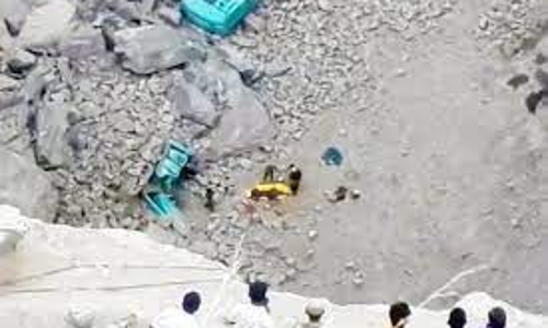 கல்குவாரி பள்ளத்தில் டிராக்டர் கவிழ்ந்து ஒடிசா வாலிபர் பலி