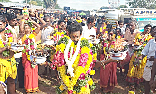 இருக்கன்குடி மாரியம்மன் கோவிலில் திரண்ட பக்தர்கள்