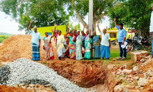 கோவில் வளாகத்தில் கால்வாயை அகற்ற கோரி பொதுமக்கள் ஆர்ப்பாட்டம்