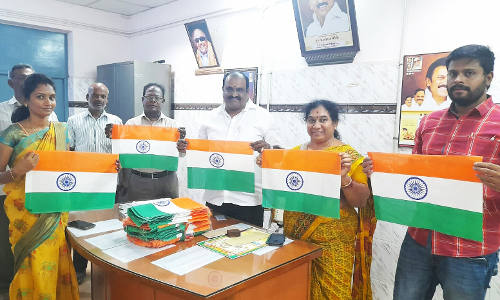 50 ஊராட்சிகளுக்கு 48 ஆயிரம் தேசியக் கொடிகள்