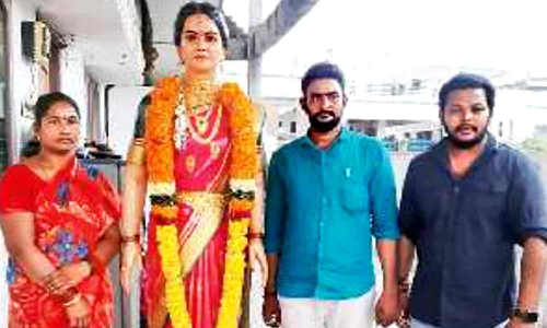 விபத்தில் இறந்த தங்கைக்கு சிலை வடித்து ஊர்வலமாக கொண்டு சென்ற சகோதரர்கள்