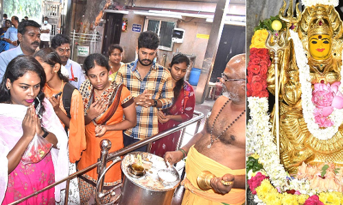 பெரிய மாரியம்மனுக்கு தங்க கவச அலங்காரம்