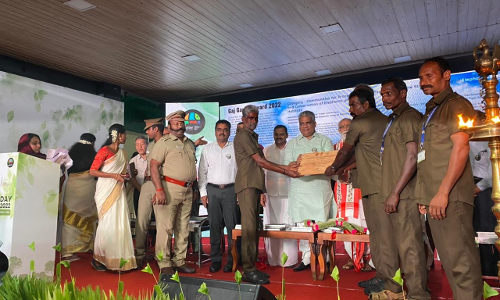 மத்திய அரசின் கஜ் கவ்ரவ் விருது ெபற்ற டாப்சிலிப் யானை பாகன்கள்