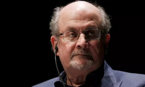 சல்மான் ருஷ்டியை கத்தியால் தாக்கிய மர்ம நபரின் அடையாளம் தெரிந்தது