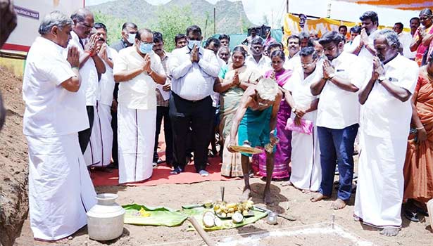 ஒட்டன்சத்திரம் அருகே உறை கிணறுகள் அமைக்கும் பணி ஒட்டன்சத்திரம் அருகே உறை கிணறுகள் அமைக்கும் பணி