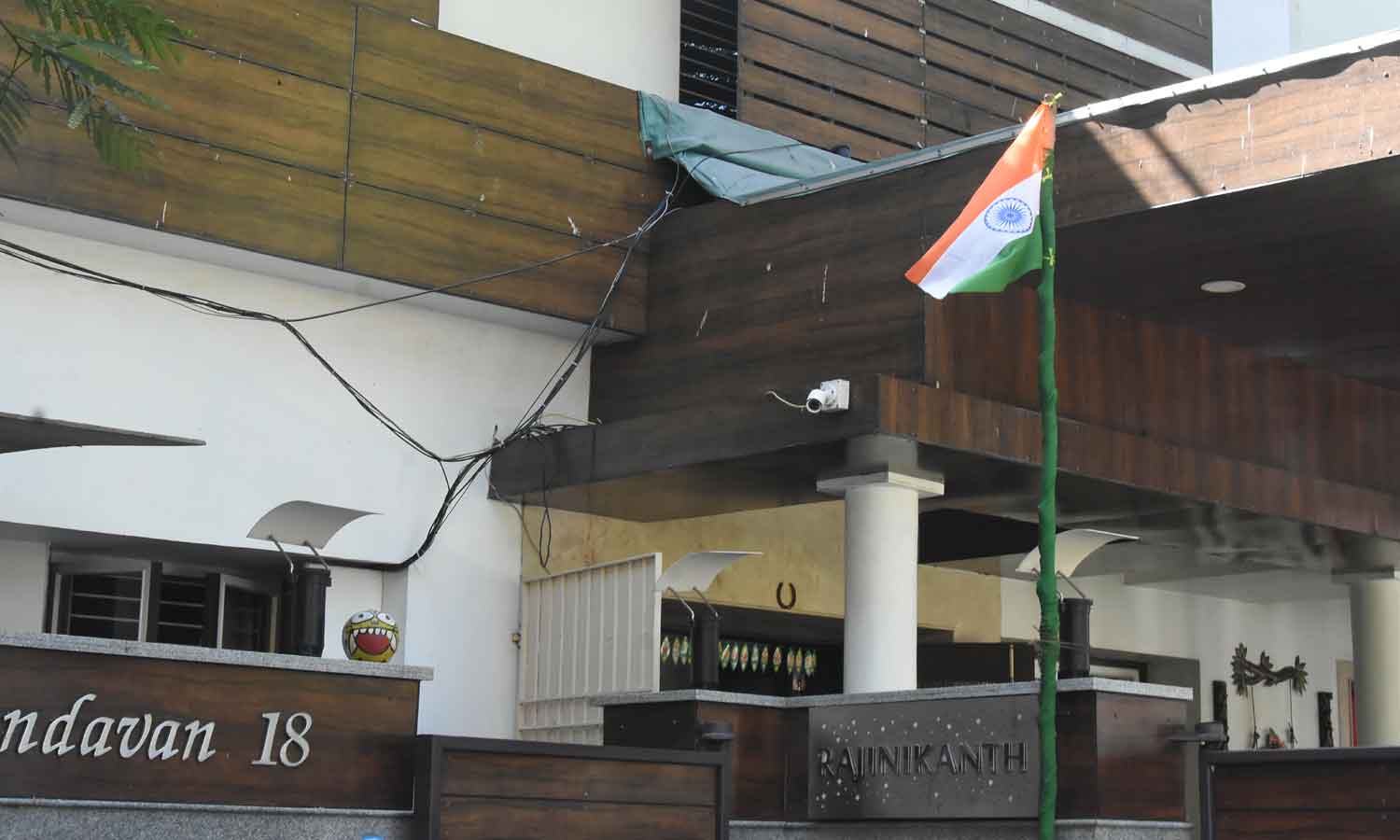 நாடு முழுவதும் மூவர்ண கோலாகலம்- வீடுகளில் ஏராளமானோர் தேசிய கொடி ஏற்றினார்கள் நாடு முழுவதும் மூவர்ண கோலாகலம்- வீடுகளில் ஏராளமானோர் தேசிய கொடி ஏற்றினார்கள்
