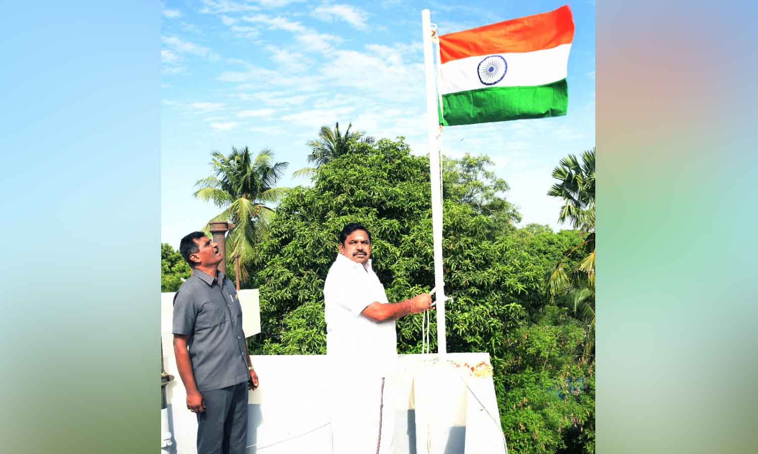 சென்னையில் உள்ள இல்லத்தில் எடப்பாடி பழனிசாமி தேசிய கொடி ஏற்றினார் சென்னையில் உள்ள இல்லத்தில் எடப்பாடி பழனிசாமி தேசிய கொடி ஏற்றினார்