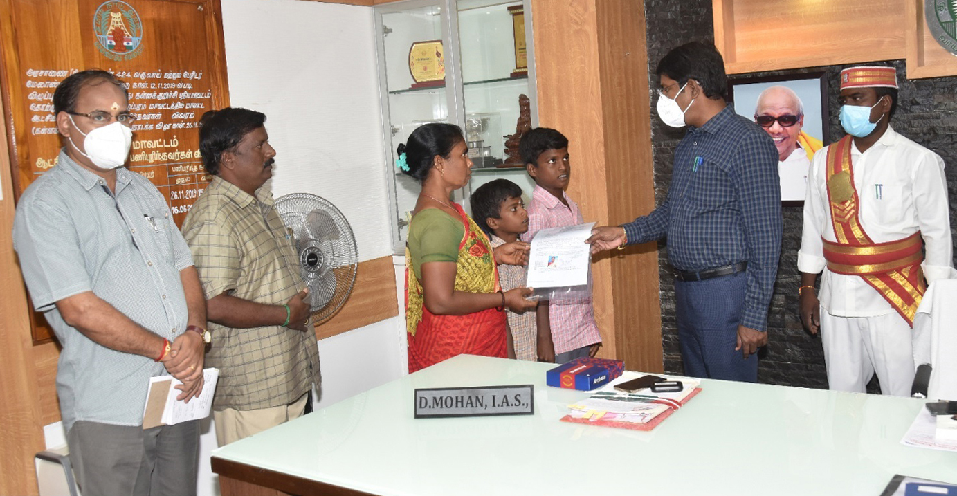 கணவரை இழந்த பெண்ணுக்கு உதவி தொகை கணவரை இழந்த பெண்ணுக்கு உதவி தொகை