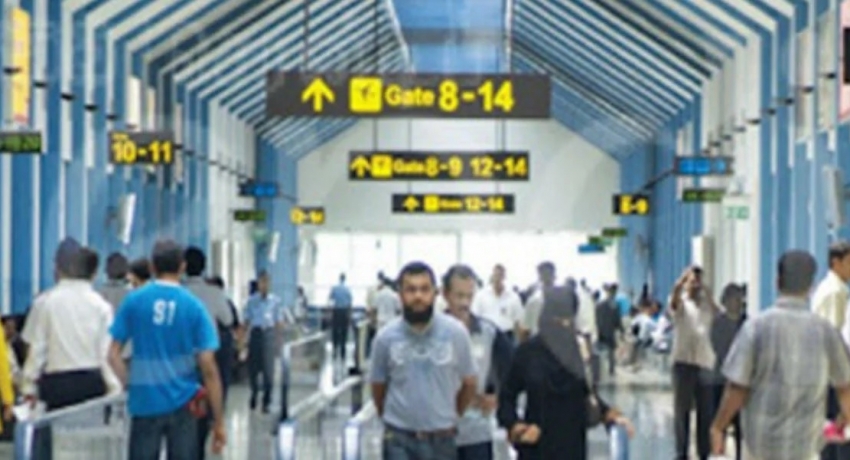 தொடர் விடுமுறை எதிரொலி: விழுப்புரம்  பஸ் -ரெயில்  நிலையத்தில்  பயணிகள் அலைமோதல்