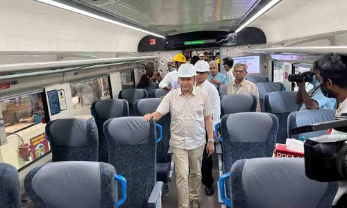 அடுத்த ஆண்டு ஆகஸ்டுக்குள் 75 வந்தே பாரத் ரெயில்கள் இயக்கப்படும் - மத்திய ரெயில்வே மந்திரி