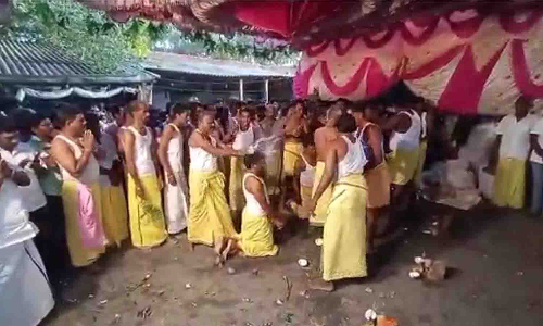 திருப்பூர் கோவிலில் தலையில் தேங்காய் உடைத்து பக்தர்கள் வினோத வழிபாடு