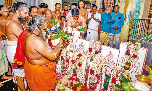 குடமுழுக்கு திருப்பணி: புன்னைநல்லூர் மாரியம்மன் கோவிலில் பாலாலயம்