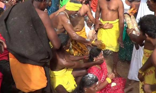 பழனி அருகே கோவில் திருவிழா பக்தர்கள் தலையில் தேங்காய் உடைத்து நேர்த்திக்கடன்