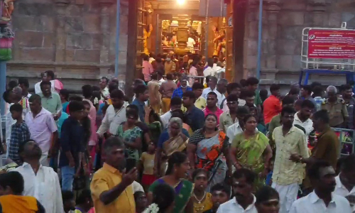 திருநள்ளாறு சனீஸ்வர பகவான் கோவிலில் குவித்த பக்தர்கள்