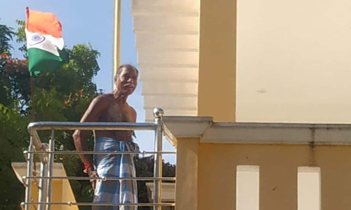 மேல் சட்டையின்றி வீட்டில் ஏற்றப்பட்ட தேசியக்கொடி முன்பு ரங்கசாமி- வைரலாக பரவும் புகைப்படம்