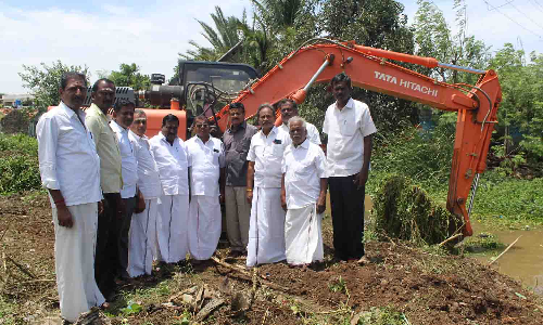 சாமளாபுரம் ராஜவாய்க்காலில் ஆகாயத்தாமரைகளை அகற்றும் பணிகள் தீவிரம்