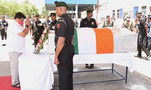 மதுரை ராணுவ வீரர் உடல் சொந்த ஊர் வந்தது: விமான நிலையத்தில் கலெக்டர்-அமைச்சர்கள் மரியாதை