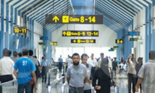 தொடர் விடுமுறை எதிரொலி: விழுப்புரம்  பஸ் -ரெயில்  நிலையத்தில்  பயணிகள் அலைமோதல்