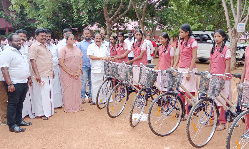 மாணவர்களுக்கு இலவச சைக்கிள்
