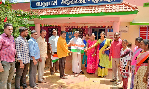 ஆய்க்குடியில் வீடுகள் தோறும் தேசியக்கொடி வழங்கும் நிகழ்ச்சி