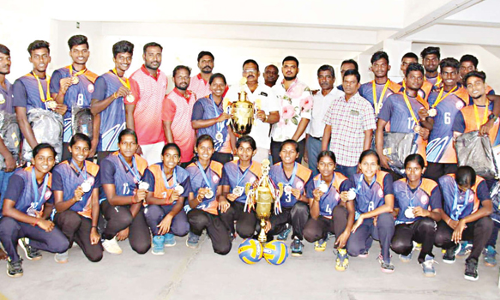 மாநில கைப்பந்து போட்டியில் வெற்றி:  சேலம் வீரர், வீராங்கனைகளுக்கு பாராட்டு