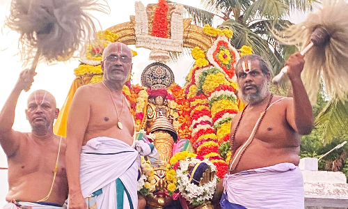 ஸ்ரீ லட்சுமி நரசிம்மர் கோவிலில் கஜேந்திர தங்க கருட வாகன வீதி உலா