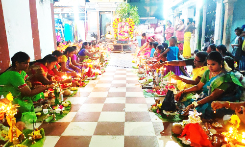 காமாட்சி அம்மன் கோவிலில் திருவிளக்கு பூஜை
