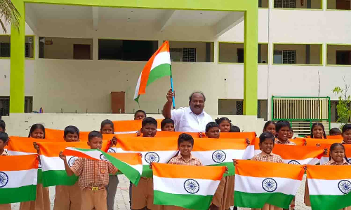 குந்தாரப்பள்ளி   ஸ்ரீ சரஸ்வதி வித்யாலயா பள்ளி  மாணவர்களுக்கு தேசிய கொடி