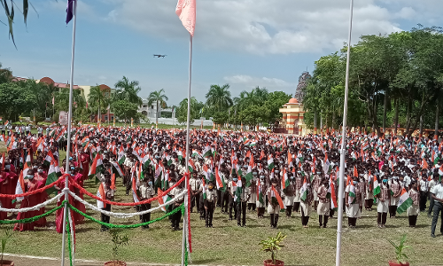 தேசிய கொடியுடன் கல்லூரி மாணவர்கள் அணிவகுப்பு