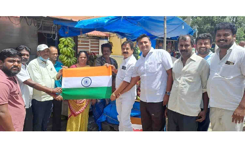 பாகலூரில்  பொதுமக்களுக்கு தேசியக்கொடி வழங்கும் நிகழ்ச்சி