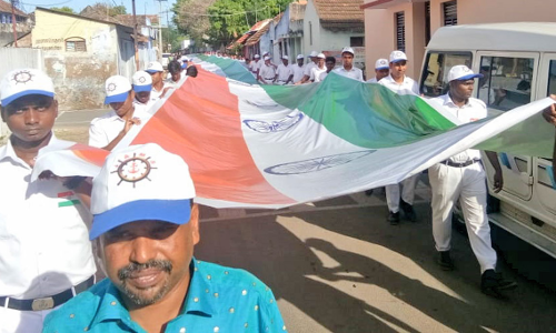 சாத்தான்குளத்தில் 400 மீட்டர் நீளத்தில் தேசியக்கொடியை ஏந்தி பிரம்மாண்டமான பேரணி