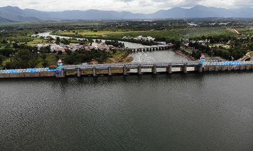 102 அடியில் நீடிக்கும் பவானிசாகர் அணை