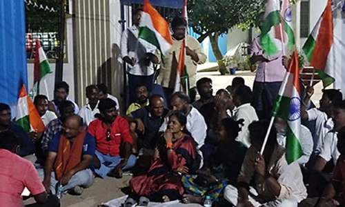 பொன்னேரியில் தேசிய கொடிக்காக வியாபாரிகளிடம் பணம் வசூலித்து மோசடி- அதிகாரிகளை கண்டித்து பா.ஜனதா போராட்டம்