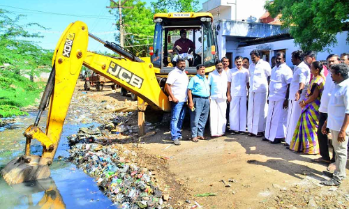 பாளை எம்.கே.பி.நகரில் கால்வாய் தூர்வாரும் பணி தொடக்கம்