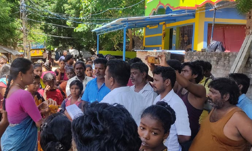 நரிக்குறவர்களின் வீடுகளை காலி செய்ய நோட்டீஸ்-  அதிகாரிகளுடன் வாக்குவாதம்