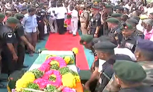 மதுரை ராணுவ வீரர் உடல் சொந்த ஊரில் நல்லடக்கம்- 21 குண்டுகள் முழங்க ராணுவம் மரியாதை