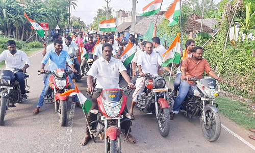 சுதந்திர தினத்தை முன்னிட்டு தேசியக்கொடி விழிப்புணர்வு பேரணி