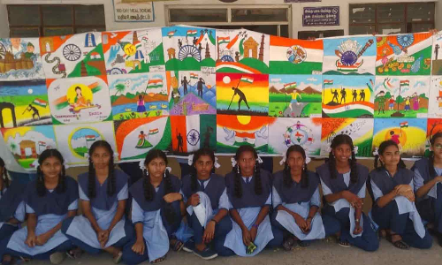 5 மீட்டர் கதர் துணியில் அரசு பள்ளி மாணவிகளின் தேசபக்தி ஓவியங்கள்