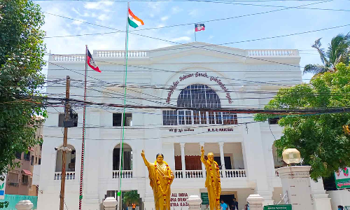 அதிமுக தலைமை அலுவலகத்தில் தேசிய கொடி ஏற்றம்