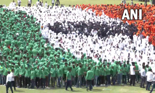 மாணவர்கள் ஒன்றிணைந்து பிரம்மாண்ட தேசிய கொடியை உருவாக்கி சாதனை