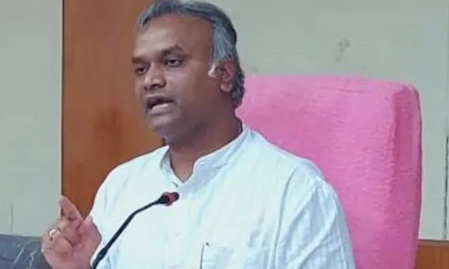 பெண்கள் படுக்கையை பகிர்ந்தால் மட்டுமே அரசு வேலை கிடைக்கிறது - முன்னாள் மந்திரியின் சர்ச்சை பேச்சு பெண்கள் படுக்கையை பகிர்ந்தால் மட்டுமே அரசு வேலை கிடைக்கிறது - முன்னாள் மந்திரியின் சர்ச்சை பேச்சு