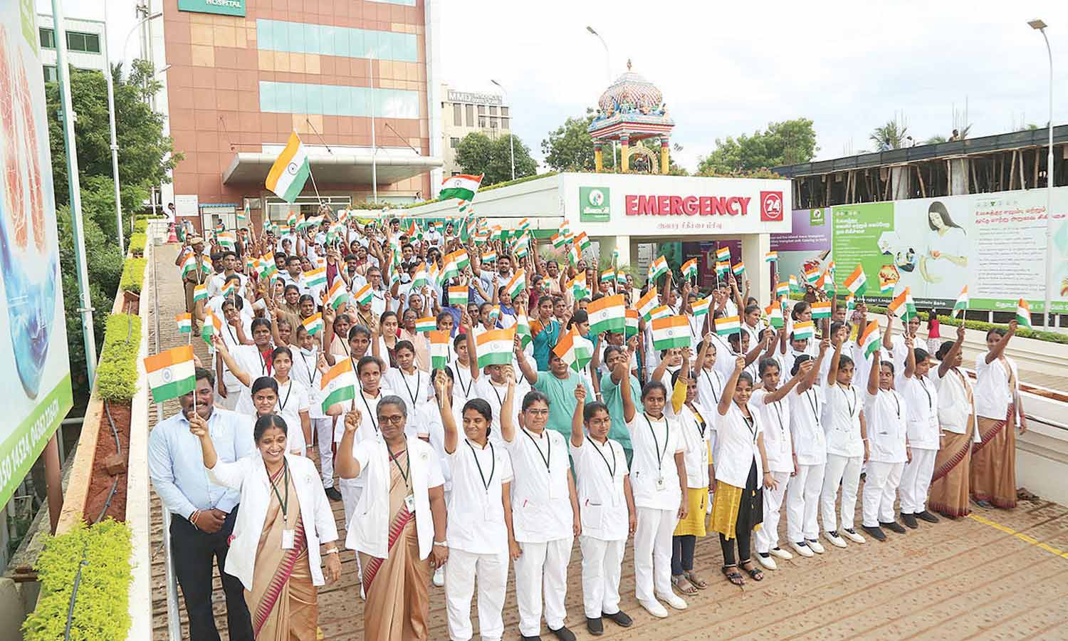 இல்லம் தோறும் தேசியக்கொடி ஏற்ற வலியுறுத்தி உறுதிமொழி இல்லம் தோறும் தேசியக்கொடி ஏற்ற வலியுறுத்தி உறுதிமொழி