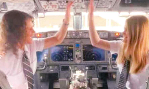 விமானம் ஓட்டிய தாய்-மகள்: சமூக வலைத்தளத்தில் வைரலான வீடியோ