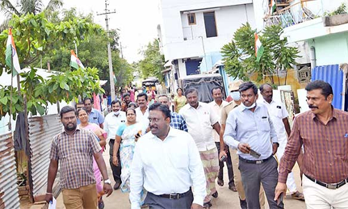 75-வது சுதந்திர தினத்தையொட்டி வீடுகளில் ஏற்றப்பட்ட தேசியக் கொடிகள்