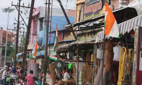 அவினாசியில் வீடுகளில் தேசிய கொடி ஏற்றிய பொதுமக்கள்