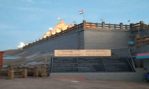 தொடர் விடுமுறையால் கன்னியாகுமரியில் குவிந்த சுற்றுலா பயணிகள்