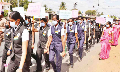 சுதந்திர தின விழாவை முன்னிட்டு பிரண்ட்லைன் குழுமம் பள்ளி மாணவர்கள் பேரணி